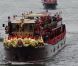 Elizabeth II avait réuni autour d'elle sur la barge royale Spirit of Chartwell le duc d'Edimbourg, le prince Charles et Camilla Parker Bowles, le prince William et Catherine, duchesse de Cambridge (Kate Middleton), et le prince Harry, pour la parade fluviale sur la Tamise du jubilé de diamant, le 3 juin 2012.