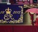 Elizabeth II avait réuni autour d'elle sur la barge royale Spirit of Chartwell le duc d'Edimbourg, le prince Charles et Camilla Parker Bowles, le prince William et Catherine, duchesse de Cambridge (Kate Middleton), et le prince Harry, pour la parade fluviale sur la Tamise du jubilé de diamant, le 3 juin 2012.