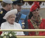 Kate Middleton a pris un risque... Elizabeth II avait réuni autour d'elle sur la barge royale Spirit of Chartwell le duc d'Edimbourg, le prince Charles et Camilla Parker Bowles, le prince William et Catherine, duchesse de Cambridge (Kate Middleton), et le prince Harry, pour la parade fluviale sur la Tamise du jubilé de diamant, le 3 juin 2012.