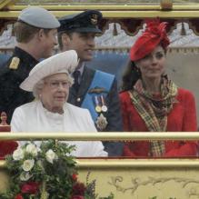 Kate Middleton a pris un risque... Elizabeth II avait réuni autour d'elle sur la barge royale Spirit of Chartwell le duc d'Edimbourg, le prince Charles et Camilla Parker Bowles, le prince William et Catherine, duchesse de Cambridge (Kate Middleton), et le prince Harry, pour la parade fluviale sur la Tamise du jubilé de diamant, le 3 juin 2012.