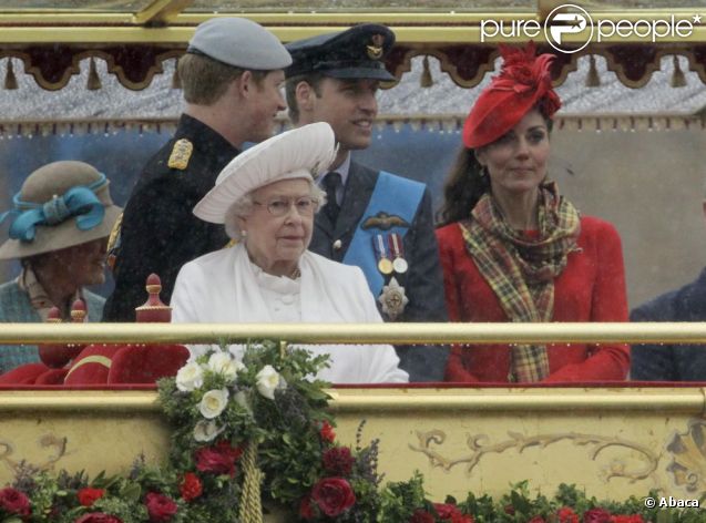 Kate Middleton a pris un risque... Elizabeth II avait réuni autour d'elle sur la barge royale Spirit of Chartwell le duc d'Edimbourg, le prince Charles et Camilla Parker Bowles, le prince William et Catherine, duchesse de Cambridge (Kate Middleton), et le prince Harry, pour la parade fluviale sur la Tamise du jubilé de diamant, le 3 juin 2012.