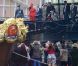 Elizabeth II avait réuni autour d'elle sur la barge royale Spirit of Chartwell le duc d'Edimbourg, le prince Charles et Camilla Parker Bowles, le prince William et Catherine, duchesse de Cambridge (Kate Middleton), et le prince Harry, pour la parade fluviale sur la Tamise du jubilé de diamant, le 3 juin 2012.