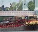 Elizabeth II avait réuni autour d'elle sur la barge royale Spirit of Chartwell le duc d'Edimbourg, le prince Charles et Camilla Parker Bowles, le prince William et Catherine, duchesse de Cambridge (Kate Middleton), et le prince Harry, pour la parade fluviale sur la Tamise du jubilé de diamant, le 3 juin 2012.