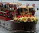 Elizabeth II avait réuni autour d'elle sur la barge royale Spirit of Chartwell le duc d'Edimbourg, le prince Charles et Camilla Parker Bowles, le prince William et Catherine, duchesse de Cambridge (Kate Middleton), et le prince Harry, pour la parade fluviale sur la Tamise du jubilé de diamant, le 3 juin 2012.