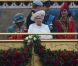 Elizabeth II avait réuni autour d'elle sur la barge royale Spirit of Chartwell le duc d'Edimbourg, le prince Charles et Camilla Parker Bowles, le prince William et Catherine, duchesse de Cambridge (Kate Middleton), et le prince Harry, pour la parade fluviale sur la Tamise du jubilé de diamant, le 3 juin 2012.