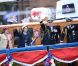 Elizabeth II avait réuni autour d'elle sur la barge royale Spirit of Chartwell le duc d'Edimbourg, le prince Charles et Camilla Parker Bowles, le prince William et Catherine, duchesse de Cambridge (Kate Middleton), et le prince Harry, pour la parade fluviale sur la Tamise du jubilé de diamant, le 3 juin 2012.