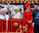 Kate Middleton, presque plus rouge que la barge royale Spirit of Chartwell, a bien failli éclipser Elizabeth II lors de la parade fluviale sur la Tamise pour le jubilé de diamant de la reine, à Londres, le 3 juin 2012.