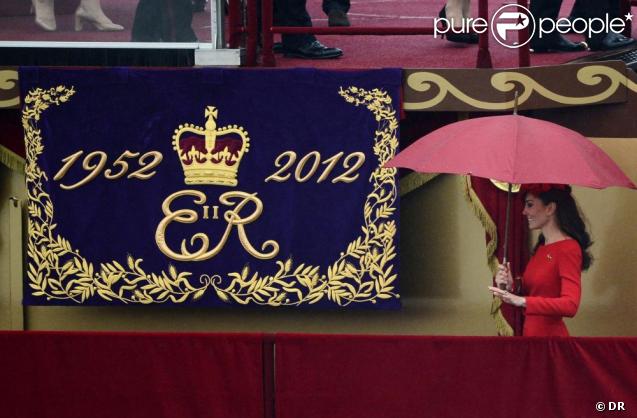 La reine Elizabeth II avait ses proches auprès d'elle sur la barge royale Spirit of Chartwell lors de la parade fluviale sur la Tamise, le 3 juin 2012 à Londres, pour son jubilé de diamant. Kate Middleton s'est fait remarquer...