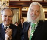 Donald Sutherland superbement médaillé au Fouquet's auprès de Lambert Wilson