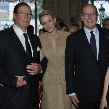 Albert et Charlene de Monaco avec Roger Moore au dîner du Club des Ambassadeurs, organisé à l'Hôtel de Paris à Monaco, le 12 juin 2012.