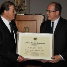 Roger Moore honoré au dîner du Club des Ambassadeurs, organisé à l'Hôtel de Paris à Monaco, le 12 juin 2012.