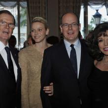 Albert et Charlene de Monaco entourés de Roger Moore et Joan Collins au dîner du Club des Ambassadeurs, organisé à l'Hôtel de Paris à Monaco, le 12 juin 2012.