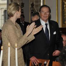 Charlene de Monaco et Roger Moore au dîner du Club des Ambassadeurs, organisé à l'Hôtel de Paris à Monaco, le 12 juin 2012.