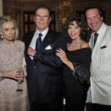 Roger Moore et son épouse, Joan Collins et son mari au dîner du Club des Ambassadeurs, organisé à l'Hôtel de Paris à Monaco, le 12 juin 2012.