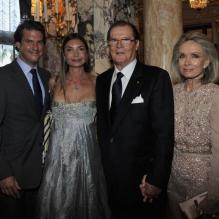Christopher Moore et sa femme, son père Roger Moore et son épouse au dîner du Club des Ambassadeurs, organisé à l'Hôtel de Paris à Monaco, le 12 juin 2012.
