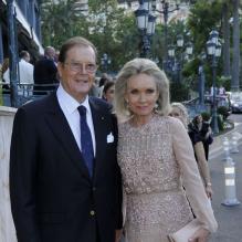 Roger Moore et son épouse Kristina arrivent au dîner du Club des Ambassadeurs, organisé à l'Hôtel de Paris à Monaco, le 12 juin 2012.