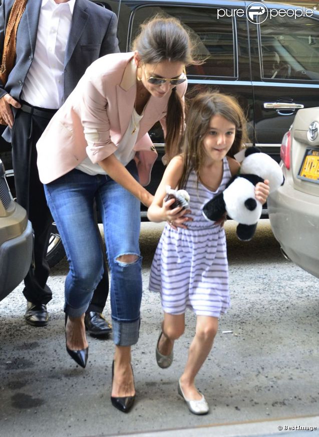 Suri Cruise et sa maman Katie Holmes dans les rues de New York le 14 juin 2012, célèbrent leurs retrouvailles avec un délicieux cupcake