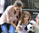 Suri Cruise et sa maman Katie Holmes dans les rues de New York le 14 juin 2012, célèbrent leurs retrouvailles avec un délicieux cupcake