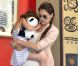 Suri Cruise ne quitte déjà plus les bras de sa maman Katie Holmes dans les rues de New York le 14 juin 2012