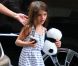 Suri Cruise gâtée par sa maman Katie Holmes dans les rues de New York le 14 juin 2012