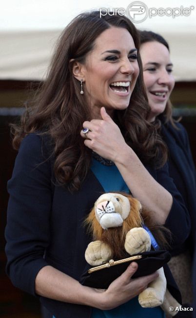La somptueuse Kate Middleton a accueilli 150 enfants issus de l'une de ses associations caritatives, The Art Room, au théâtre. Était jouée la pièce The Lion, the Witch and The Wardrobe de C.S Lewis à Londres, le 15 juin 2012