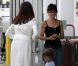 Penélope Cruz quitte Los Angeles avec son mari Javier Bardem et leur fils Leo le 17 juin 2012