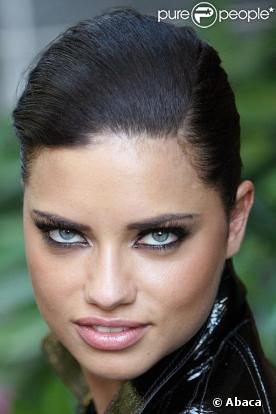 La sublime Adriana Lima n'est plus un coeur à prendre !