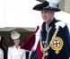 Kate Middleton regarde fièrement défiler son mari le prince William lors de la cérémonie de l'Ordre de la Jarretière au château Windsor, à Londres, le 18 juin 2012