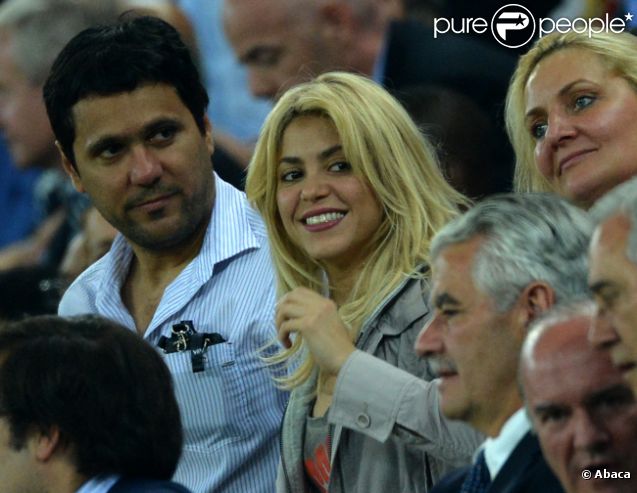 Shakira souriante dans les tribunes de la Gdansk Arena en Pologne lors de la rencontre entre l'Espagne et la Croatie le 18 juin 2012 durant l'Euro 2012