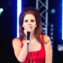 Lana Del Rey : Envoûtante et sexy, elle dévoile ses dessous en plein concert !