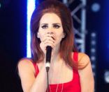 Lana Del Rey chante lors du Festival BBC Radio 1 Hackney Weekend à Victoria Park à Londres le 24 juin 2012