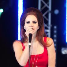 Lana Del Rey chante lors du Festival BBC Radio 1 Hackney Weekend à Victoria Park à Londres le 24 juin 2012