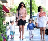 Camila Alves dans les rues de New York profite d'une belle journée pour se balader avec ses enfants Levi et Vida. Le 27 juin 2012