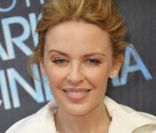 Kylie Minogue : Hôtesse de l'air et étincelle de l'incroyable Holy Motors