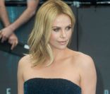 Charlize Theron métamorphosée : La bombe dévoile enfin son crâne rasé !