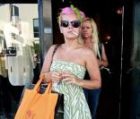 Lily Allen à Los Angeles, elle fait des efforts de look, elle fume !