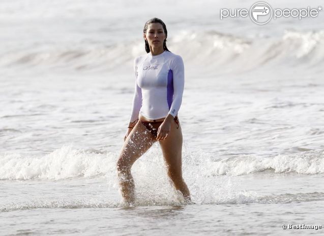 Jessica Biel, dirène discrète dans les eaux mouvementées de Porto Rico en attendant son Justin Timberlake en tournage. Juin 2012