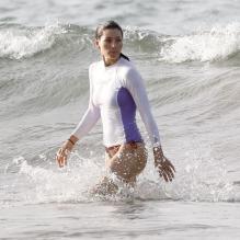 Jessica Biel se jette dans les eaux mouvementées de Porto Rico en attendant son Justin Timberlake en tournage. Juin 2012