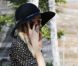 Paris Hilton, téléphone à l'oreille, à Los Angeles, le samedi 30 juin 2012.