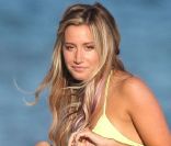 Ashley Tisdale, d'humeur festive pour son anniversaire, se dore la pilule sur une plage de Malibu, le 2 juillet 2012.