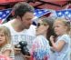 Jennifer Garner et Ben Affleck emmènent leurs filles célébrer la journée nationale des États-Unis et assister à une parade, le 4 juillet 2012 à Los Angeles