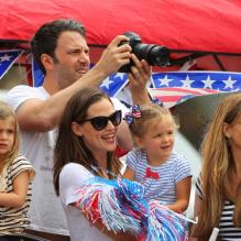 Jennifer Garner et Ben Affleck emmènent leurs filles célébrer la journée nationale des États-Unis, le 4 juillet 2012 à Los Angeles - Toute la famille est réunie