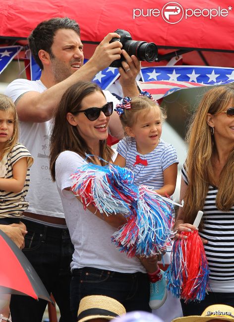 Jennifer Garner et Ben Affleck emmènent leurs filles célébrer la journée nationale des États-Unis, le 4 juillet 2012 à Los Angeles - Toute la famille est réunie