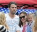 Jennifer Garner et Ben Affleck emmènent leurs filles célébrer la journée nationale des États-Unis et assister à une parade, le 4 juillet 2012 à Los Angeles - Jennifer Garner porte Seraphina dans ses bras