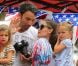 Jennifer Garner et Ben Affleck emmènent leurs filles célébrer la journée nationale des États-Unis, le 4 juillet 2012 à Los Angeles