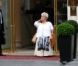 Mimie Mathy et Philippe Caroit sur le tournage de Joséphine, Ange gardien, à Paris, le 19 juin 2012