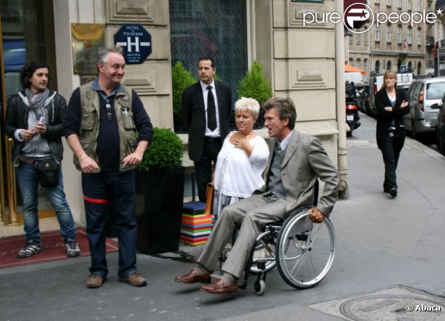 Mimie Mathy et Philippe Caroit sur le tournage de Joséphine, Ange gardien, à Paris, le 19 juin 2012