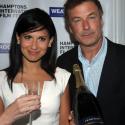 Alec Baldwin et son épouse Hilaria : Première sortie (arrosée) pour les mariés