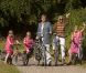 En vidéo, la séance photo ! Le prince Willem-Alexander et le princesse Maxima des Pays-Bas, comme chaque année, ont pris la pose avec leurs filles les princesses Catharaina-Amalia, Alexia et Ariane, désormais âgées de 8, 7 et 5 ans, pour fêter l'arrivée des vacances d'été. Le 7 juillet 2012, la séance photo a eu lieu dans le parc de la résidence familiale à Wassenaar, la villa Eikenhorst.