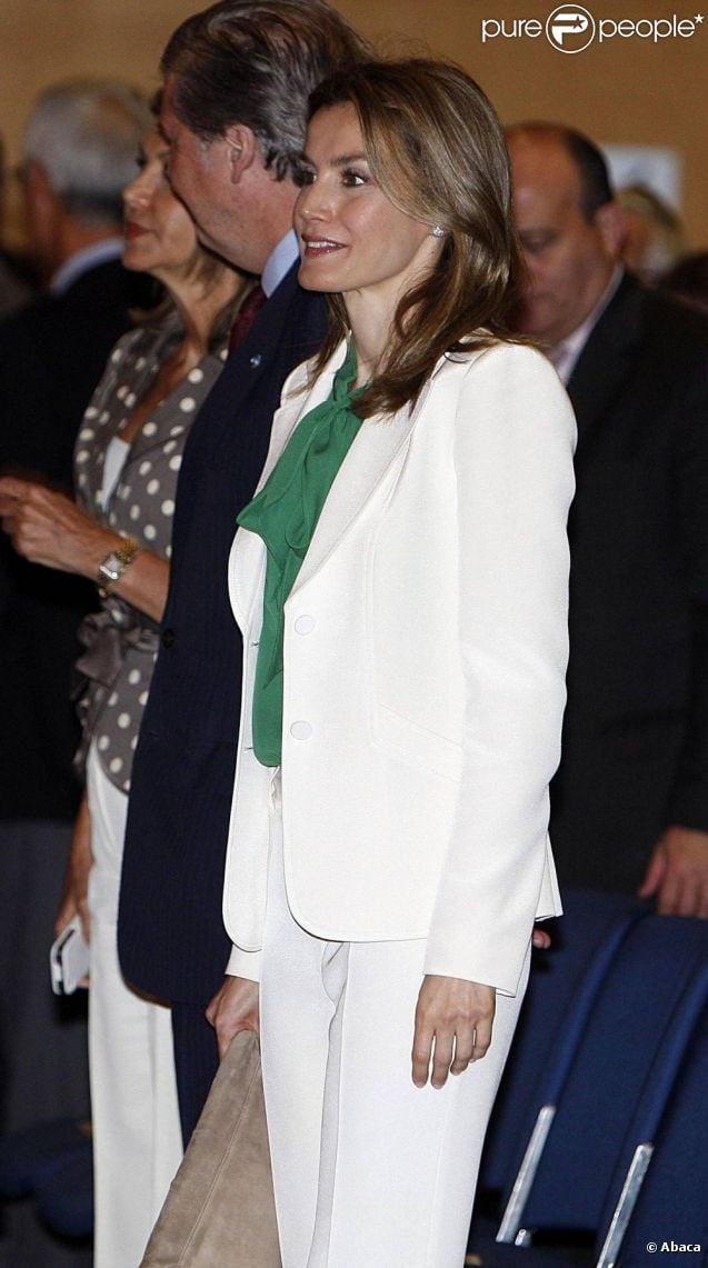 AGENDA PERSONAL DE LA PRINCESA LETIZIA Nº (2) - Página 43 892971-la-princesse-letizia-d-espagne-lors-de-637x0-2